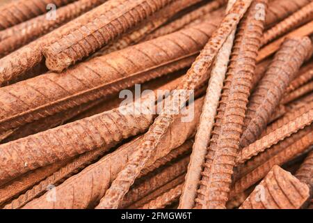 Rostige Rebar-Stücke stapelten sich in einem Haufen aus der Nähe Stockfoto