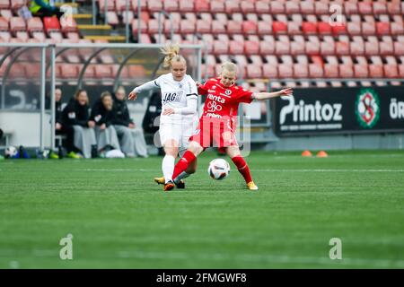 Orebro, Schweden. Mai 2021. Nathalie Hoff Persson (8 Orebro) und Noor Eckhoff (14 Eskilstuna) in Aktion während des Spiels in der Schwedischen Liga OBOS Damallsvenskan am 9. Mai 2021 zwischen Orebro und Eskilstuna in der Behrn Arena in Orebro, Schweden. Kredit: SPP Sport Pressefoto. /Alamy Live News Stockfoto