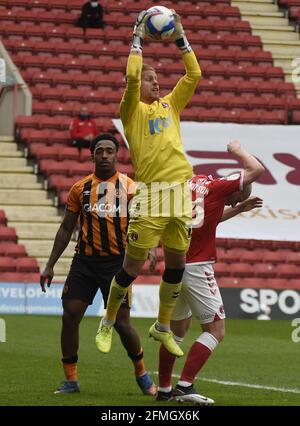 The Valley, London, Großbritannien. Mai 2021. English Football League One Football, Charlton Athletic versus Hull City; Torwart Ben Amos sammelt den Ball von einem Kreuz Credit: Action Plus Sports/Alamy Live News Stockfoto