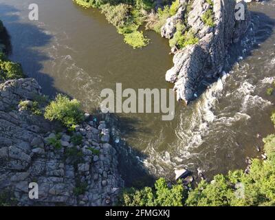 Eine Biegung des Southern Bug River namens Integral aus der Vogelperspektive. Ein malerischer Fluss inmitten des felsigen Geländes. Stockfoto