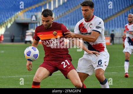 Borja Mayoral von AS Roma und Lisandro Magallan (FC Crotone) wurden während der Italienischen Fußballmeisterschaft ein Spiel von 2020/2021 zwischen AS Roma und FC Crotone im Olimpic Stadium in Rom in Aktion gesehen. / LM Stockfoto