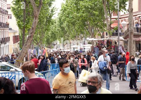 MADRID, SPANIEN - 09. MAI 2021: Menschenmassen, die nicht erkennbar waren, auf dem berühmten Flohmarkt in Madrid, nachdem der Alarmzustand am 9. Mai aufgehoben wurde, Stockfoto