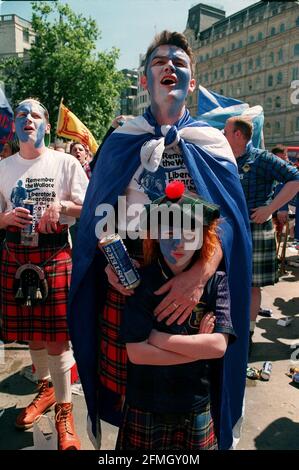 Schottische Fans singen ihre Herzen zur Unterstützung ihrer Fußballmannschaft in Trafalgar Square vor dem England gegen Schottland Spiel während der Euro 96 Dbase Stockfoto