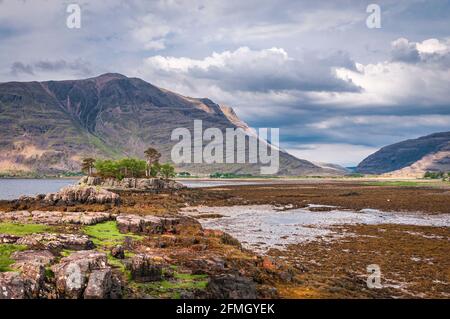 Eine HDR-Aufnahme im Frühjahr 3 von Liathach mit Blick auf den Upper Loch Torridon am südlichen Ende von Glen Torridon, North West Highlands, Schottland. Stockfoto