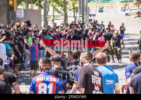 Barcelona, Katalonien, Spanien. Mai 2021. FC Barcelona Fan wird mit einem Schal, der sagt, antimadridista (Anti-Fans des Real Madrid Club de FÃºtbol) gesehen.die Ultras-Supportergruppe des Futbol Club Barcelona, Boixos noIs (Crazy Boys) Haben sich vor dem Stadion Camp Nou versammelt, um das Team vor dem Spiel gegen den Club Atletico de Madrid für die 35. Runde der spanischen Fußballliga La Liga zu motivieren. Mit dem Sieg von Barça steht das Team, das derzeit auf dem dritten Platz ist, vor Atletico de Madrid, das den ersten Platz belegt. Quelle: Thiago Prudencio/DAX/ZUMA Wire/Alamy Live News Stockfoto