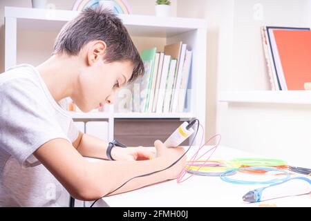 Kind erstellt neues 3d-Objekt mit 3d-Stift. Lernen, Technologie, MINT-Bildung, Freizeit, kreative Unterhaltung zu Hause Stockfoto