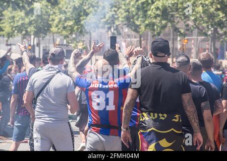 Barcelona, Katalonien, Spanien. Mai 2021. Die Fans des FC Barcelona werden gesehen.die Ultras-Fangruppe des FC Barcelona, Boixos nois (Crazy Boys), hat sich vor dem Camp Nou Stadion versammelt, um das Team vor dem Spiel gegen den Club Atletico de Madrid für die 35. Runde der spanischen Fußballliga La Liga zu motivieren. Mit dem Sieg von Barça steht das Team, das derzeit auf dem dritten Platz ist, vor Atletico de Madrid, das den ersten Platz belegt. Quelle: Thiago Prudencio/DAX/ZUMA Wire/Alamy Live News Stockfoto