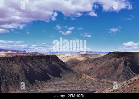 Blick auf den Shinob Kibe Wanderweg, mesa mit Blick auf Washington City by St. George im Südwesten von Utah. Heilige Gipfel des südlichen Paiute-Stammes. Westliche Un Stockfoto