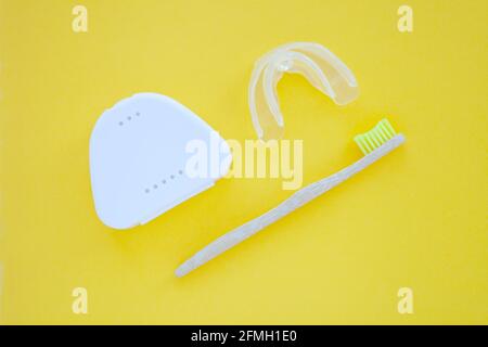 Zahnbürste aus Bambus. Zahnbleichsystem. Zahnaufhellungsbeschleuniger. Flat Lay Komposition Platz für Text auf dem Hintergrund, Draufsicht Stockfoto