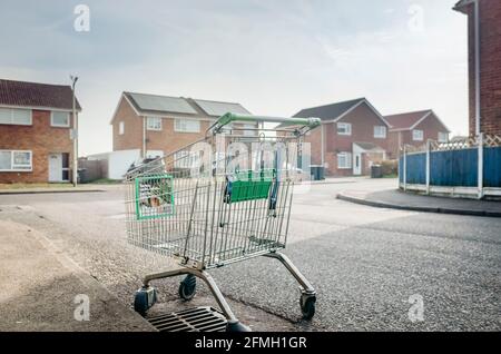 Verlassene ausrangierte Einkaufswagen in Wohnimmobilien in England Stockfoto