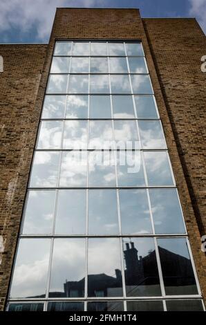 Fenster auf der Seite des Newingate House in Canterbury, Kent, England Stockfoto