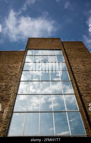 Fenster auf der Seite des Newingate House in Canterbury, Kent, England Stockfoto