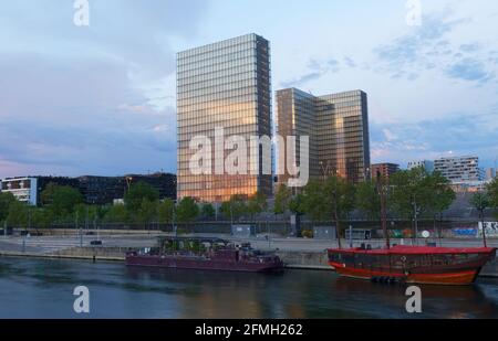 Die moderne Bibliotheque nationale de France ist die Nationalbibliothek Frankreichs, die sich in Paris am Ufer der seine befindet. Stockfoto