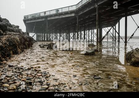 Der viktorianische Pier im Nebel von Herne Bay, Kent, Großbritannien Stockfoto