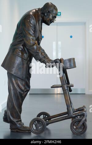 Eine Bronzestatue des verstorbenen Sir Captain Tom Moore Zu sehen bei Clark Sculptures Pop-up-Shop in Leeds Stockfoto