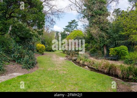 Churchill Gärten in Southend On Sea, Essex, Großbritannien. Abgelegen und ruhig Ziergärten mit Bach und Wasserfall. Landschaft von Ian Walker Stockfoto