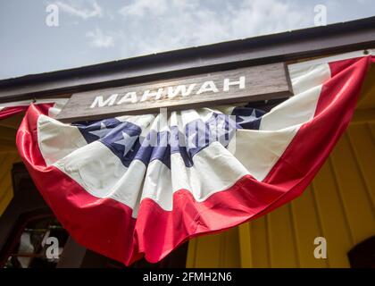 Patriotisches Gefechte vor einem Bahnhof in Mahwah, NJ Stockfoto