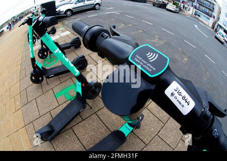 Nahaufnahme, Beryl, Batterie, E-Scooter, E, Strand, 1, Roller, Verleih, Roller, Cowes, Isle of Wight, England, Großbritannien, Großbritannien, Großbritannien, Stockfoto