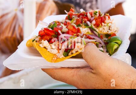 Nahaufnahme eines Tacos, der von einem Straßenhändler in der romantischen Zone von Puerto Vallarta, Pazifikküste Mexikos, gekauft wurde. #613 PV Stockfoto