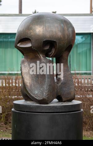 Atomstück. Eine Skulptur von Henry Moore (1964) vor dem Didrichsen Art Museum im finnischen Kuusisaari-Viertel in Helsinki. Stockfoto