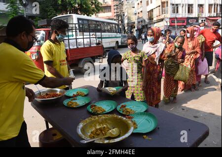 7. Mai 2021: Freiwillige verteilen während der COVID-19-Coronavirus-Pandemie in Guwahati, Indien, Nahrungsmittel an bedürftige Menschen. Die Behörden ordneten an, dass Geschäfte, Geschäftshäuser und Büros nach 2 Uhr geschlossen werden sollten, da COVID-19 Coronavirus-Fälle anstiegen. Quelle: David Talukdar/ZUMA Wire/Alamy Live News Stockfoto