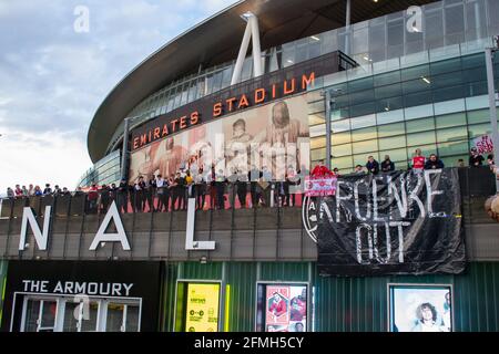 London, England. Mai 2021. Arsenal-Fans protestieren gegen Stan Kroenke, vor dem Emirates-Stadion Credit: Jessica Girvan/Alamy Live News Stockfoto