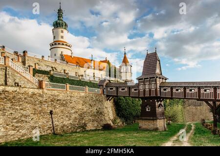 Alte geschnitzte hölzerne Jurkovic Brücke mit charmanten Burgturm in Nove Mesto nad Metuji, Perle von Ostböhmen, Tschechische Republik.Tschechische Renaissance Stockfoto