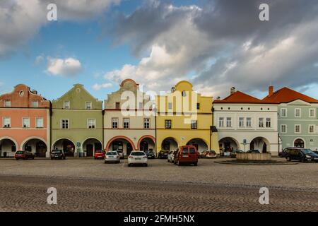 Nove Mesto nad Metuji, Tschechische republik - 23. April 2021.Historisches Zentrum der Stadt mit charmantem Hus-Platz, bunten Häusern und berühmter Burg. Stockfoto