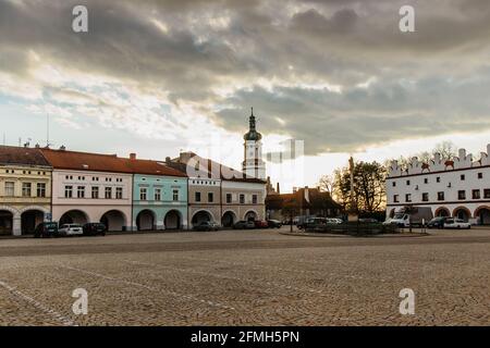 Nove Mesto nad Metuji, Tschechische republik. Historisches Zentrum der Stadt mit bezauberndem Hus-Platz, bunten Häusern mit Arkade und berühmtem Schloss. Stockfoto