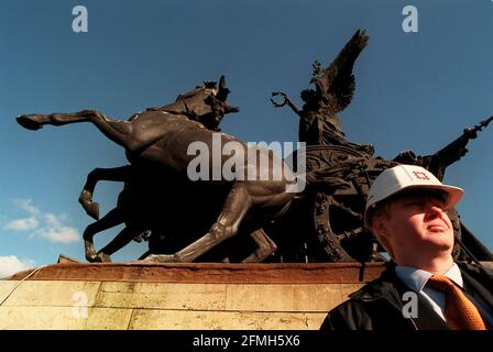 Der Wellington Arch am Hyde Park Corner, ein Denkmal der I. Klasse, wird von English Heritage restauriert. Auf dem Bogen befindet sich die Statue 'Peace Descending on the Quadriga of war', und das Bild zeigt Stephen Wells, den Projektleiter. Stockfoto