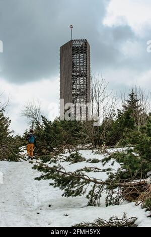 Rucksacktouristen zu Fuß zum Aussichtsturm Velka Destna, Orlicke, Adler, Gebirge, Tschechien. Genießen Sie die Freiheit des Winterwanderns, aktiven Lebensstils und der Landschaft Stockfoto