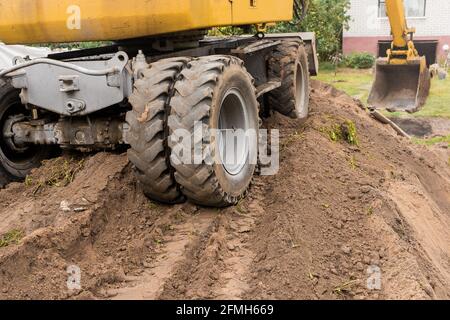 Spuren von Reifenlaufflächen auf der Rückseite des Industrietransportes Bagger oder Planierraupen Stockfoto