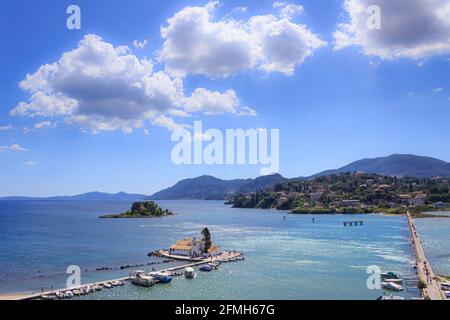 Mausinsel und das Kloster Vlacherna auf der Halbinsel Kanoni in Corfù, Kerkyra in Griechenland. Stockfoto