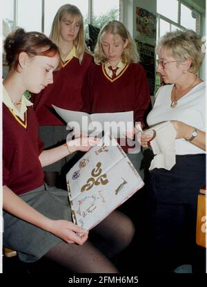 SCHÜLER DER BISHOP LUFFA SCHOOL, CHICHESTER, W SUSSEX DISKUTIEREN IHRE ENTWÜRFE MIT DER TEXTILLEHRERIN SHARON RUSS. PIC MIKE WALKER 1999 Stockfoto