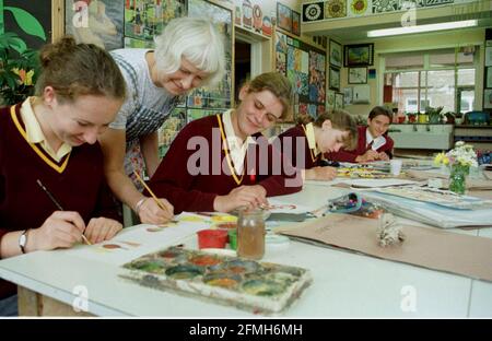 SCHÜLER DER BISHOP LUFFA SCHOOL, CHICHESTER, W SUSSEX GENIESSEN KUNSTUNTERRICHT BEI LIS (KORREKT) SUTTON. PIC MIKE WALKER 1999 Stockfoto