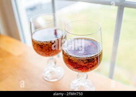 Tisch zu Hause am Fenster mit traditionellen russischen Kvass fermentiert Brot trinken Sie in zwei Gläsern mit Kohlensäure oder Cola Soda Stockfoto