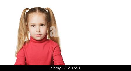 Kinderportrait isoliert auf weißem Hintergrund mit Kopierbereich. 5 Jahre altes Mädchen posiert. Stockfoto