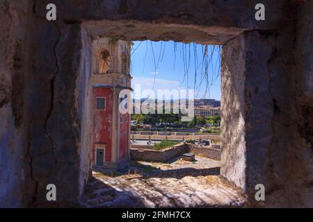 Blick auf die antike Stadt auf der Halbinsel in das kristallklare azurblaue Meer von der alten Festung von Korfu Stadt. Kerkyra, die Hauptstadt der Insel Korfu. Griechenland. Stockfoto