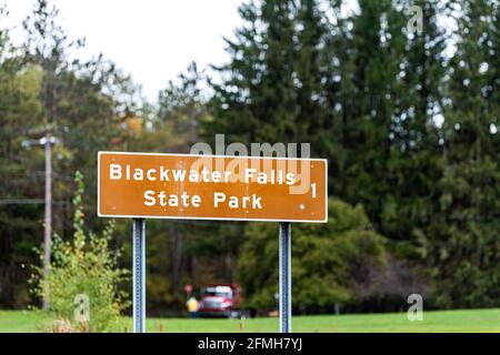 Davis, West Virginia, und Schild auf der Straße für Blackwater Falls eine Meile links auf der Straße in Canaan Valley Area im Herbst Herbstsaison mit Bäumen in Bokeh Bac Stockfoto