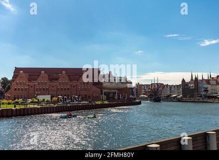 Gdansk, Polen - 9. September 2020: Das polnische Baltic F. Chopin Philharmonic in Gdańsk ist ein Konzertsaal auf der Insel Olowianka am Fluss Motlawa. Stockfoto