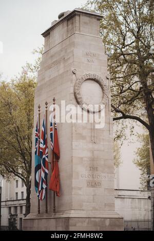 Westminster, London - 2021.05.08: Das Cenotaph mit Flaggen am sonnigen VE Day Stockfoto