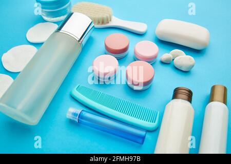 Gesichtspflegeprodukte auf blauem Hintergrund, niemand Stockfoto