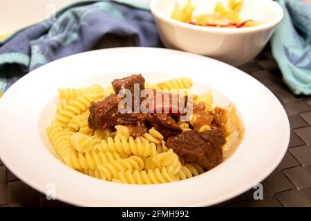 Gulasch mit Nudeln Stockfoto