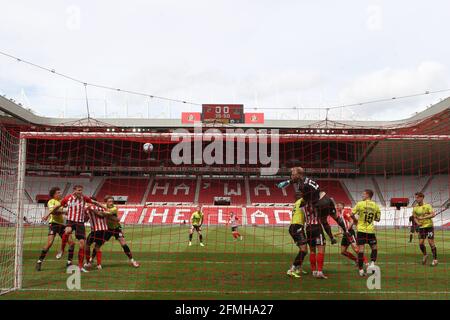 SUNDERLAND, GROSSBRITANNIEN. 9. MAI Jonathan Mitchell von Northampton Town schlägt am Sonntag, den 9. Mai 2021 im Sky Bet League 1-Spiel zwischen Sunderland und Northampton Town im Stadion of Light, Sunderland, ein Kreuz frei. (Kredit: Mark Fletcher, Mi News) Kredit: MI Nachrichten & Sport /Alamy Live Nachrichten Stockfoto