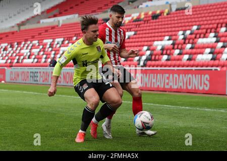 SUNDERLAND, GROSSBRITANNIEN. 9. MAI Sam Hoskins von Northampton Town in Aktion mit Jordan Jones von Sunderland während des Sky Bet League 1-Spiels zwischen Sunderland und Northampton Town im Stadium of Light, Sunderland am Sonntag, 9. Mai 2021. (Kredit: Mark Fletcher, Mi News) Kredit: MI Nachrichten & Sport /Alamy Live Nachrichten Stockfoto