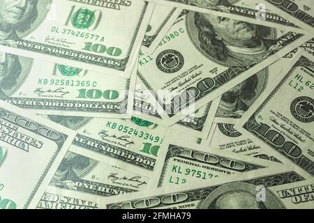 Stapel von hundert US-Banknoten, Bargeld von hundert Dollar-Scheinen, Dollar-Hintergrund Stockfoto