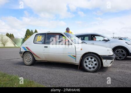 Mai 2021 - Peugeot 205 Rallye bei der Bath Motor Club Targa Rallye im Flugplatz Kemble in Großbritannien. Stockfoto