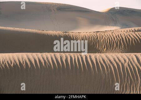 Sanddünen in der Wüste, Nahaufnahme, Wellenspiel, Textur. Mesquite Sand Dunes in Death Valley, Kalifornien Stockfoto