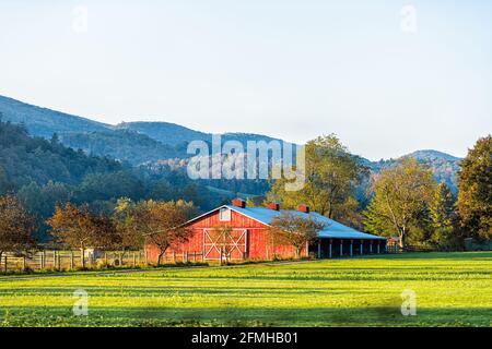 Rot lackierte landwirtschaftliche Speicher Scheune Schuppen im Herbst Landschaft Bauernhof Ackerland in der ländlichen Landschaft von West Virginia von Appalachian Berge Stockfoto