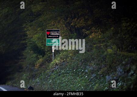 Rotes Herz Zeichen auf der Autobahn in Virginia mit willkommen zu Staat Zeichen und ist für Liebhaber Text-Logo in Highland County, VA Stockfoto